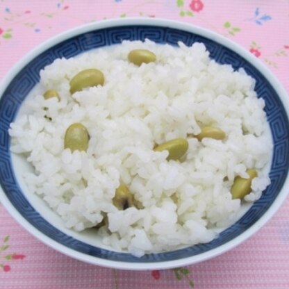 こんばんは。
青大豆を始めて購入し、レシピを拝見し作りました。
お米を炊くように簡単に出来、美味しく頂きました。
御馳走様でした。